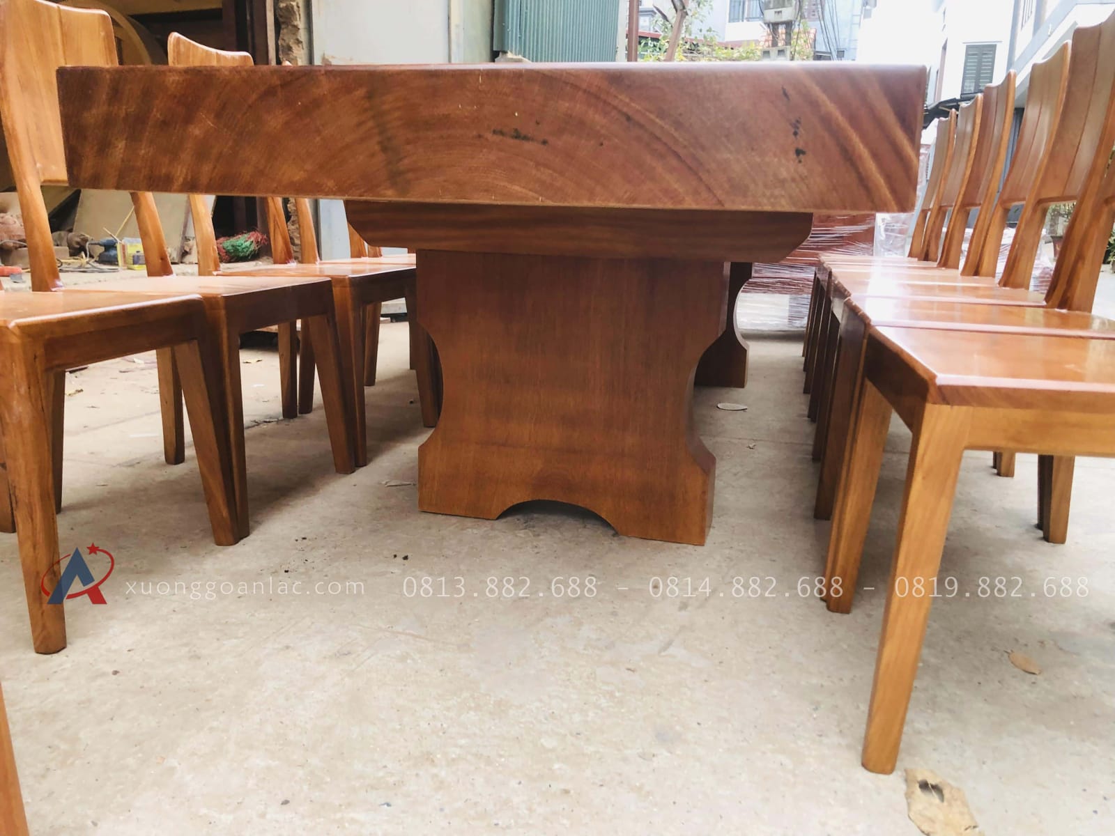 Bàn ăn nguyên khối 15 ghế trơn hiện đại gỗ gõ đỏ cao cấp 9 (Anh Vinh, Ninh Bình) 34 bàn nguyên khối siêu dày đắt đỏ