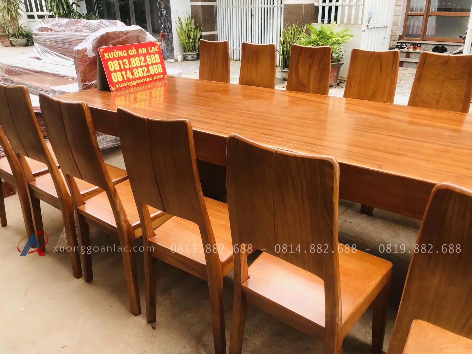 Bàn ăn nguyên khối 15 ghế trơn hiện đại gỗ gõ đỏ cao cấp 9 (Anh Vinh, Ninh Bình) 32 mẫu bàn ăn hiện đại