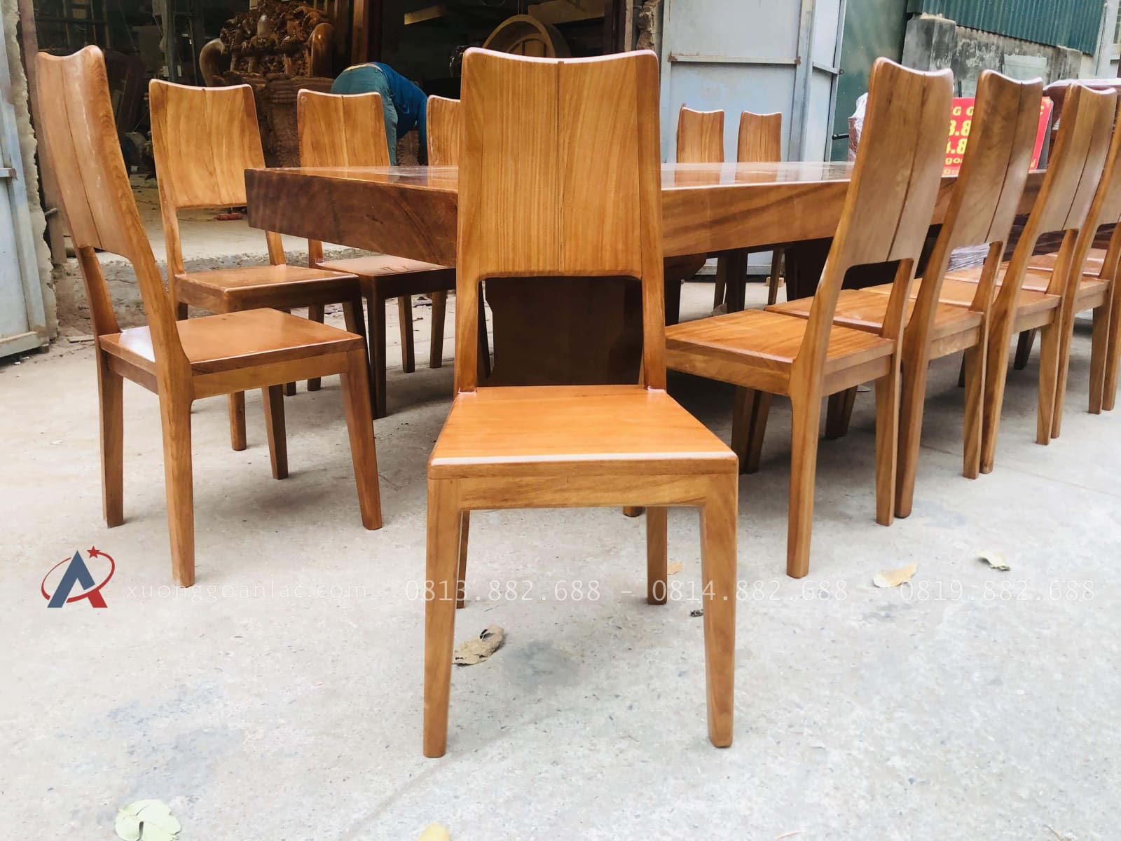 Bàn ăn nguyên khối 15 ghế trơn hiện đại gỗ gõ đỏ cao cấp 9 (Anh Vinh, Ninh Bình) 38 ghế ăn gỗ gõ đỏ hiện đại