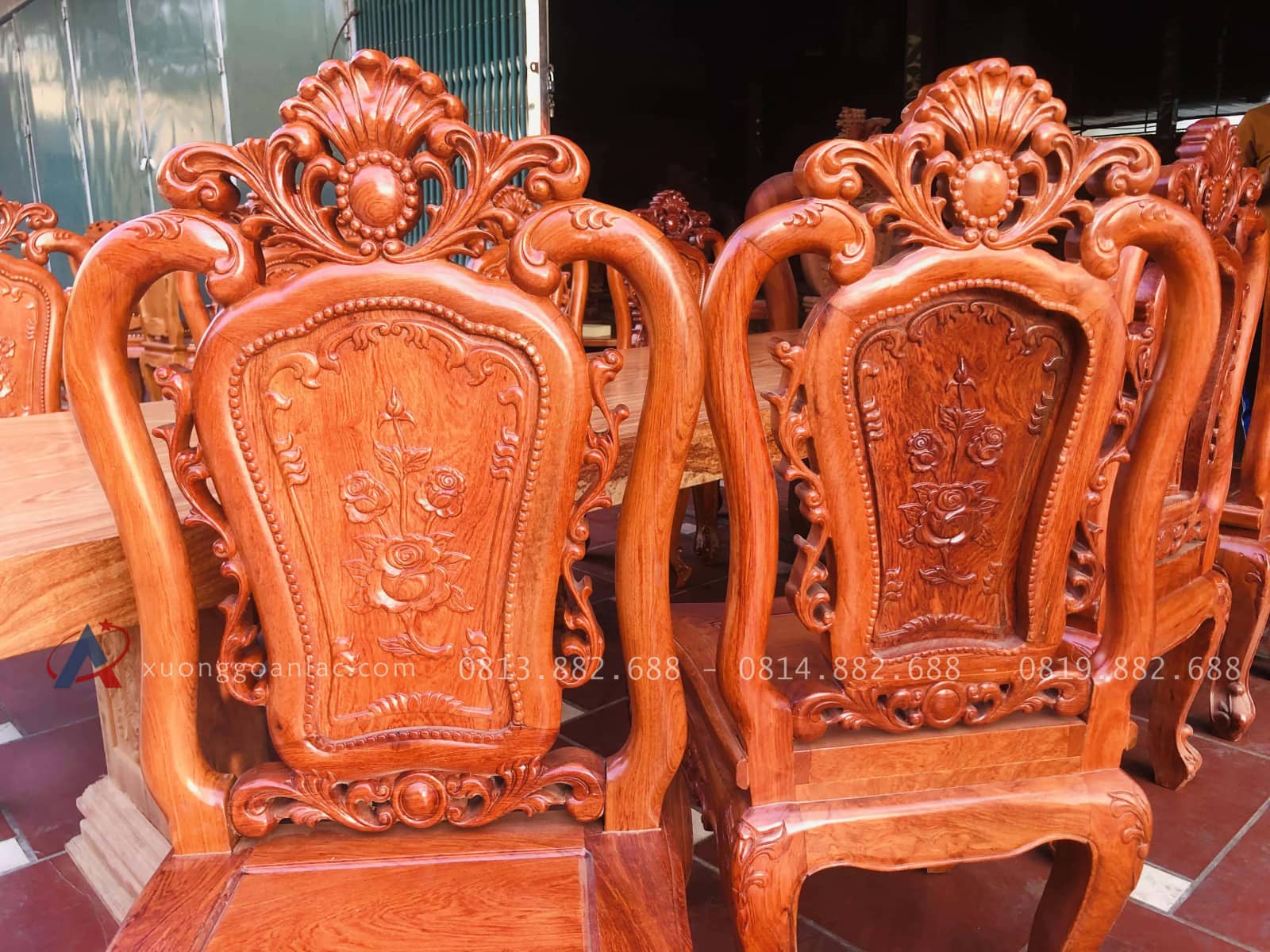 Bộ bàn ăn nguyên khối 8 ghế hồng hạt đục hai mặt gỗ hương đá (Anh Nam, Thái Bình) 29 lưng tựa ghế đục hoa hồng chuỗi hạt