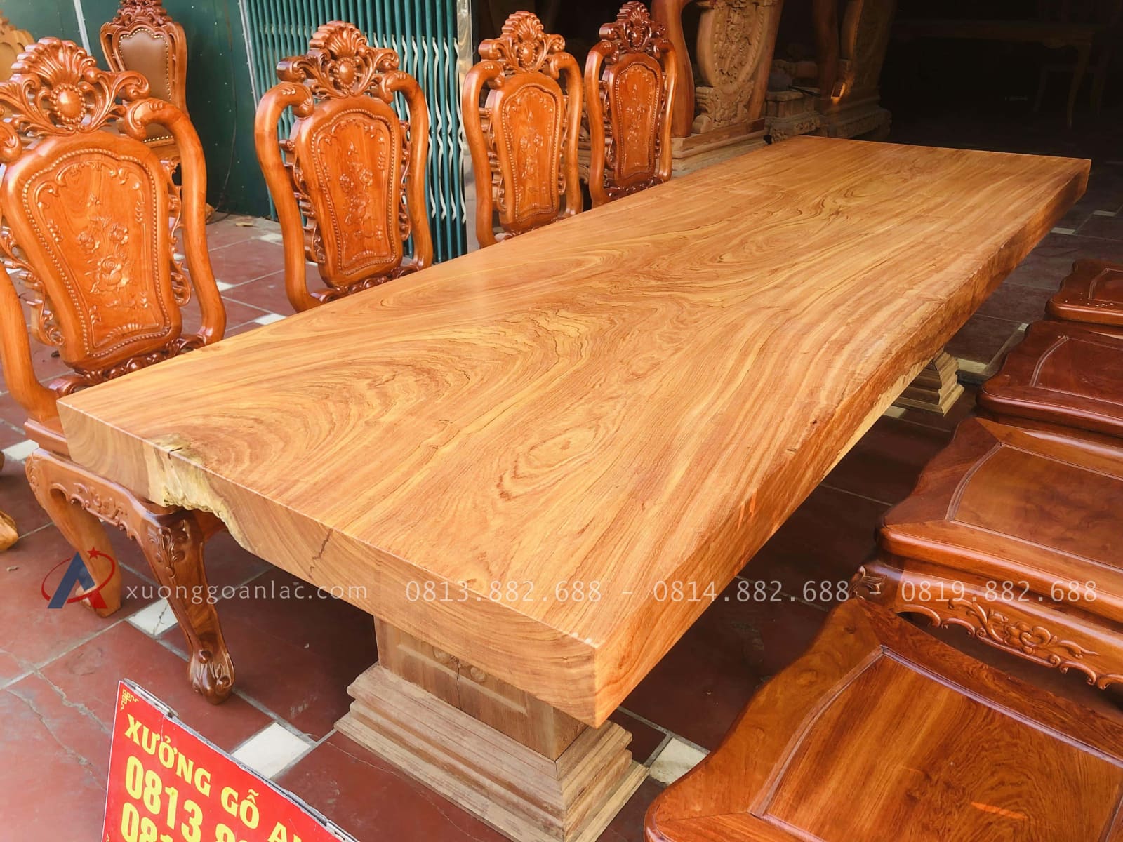 Bộ bàn ăn nguyên khối 8 ghế hồng hạt đục hai mặt gỗ hương đá (Anh Nam, Thái Bình) 23 bàn ăn nguyên khối sang trọng đẳng cấp