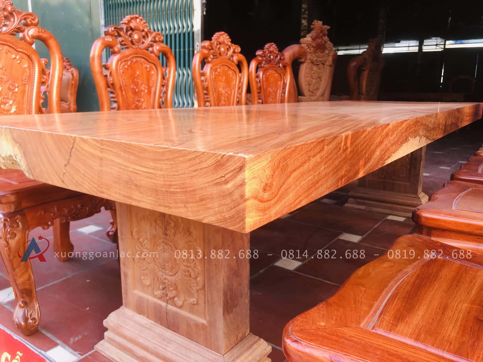 Bộ bàn ăn nguyên khối 8 ghế hồng hạt đục hai mặt gỗ hương đá (Anh Nam, Thái Bình) 24 bàn nguyên khối gỗ hương đá