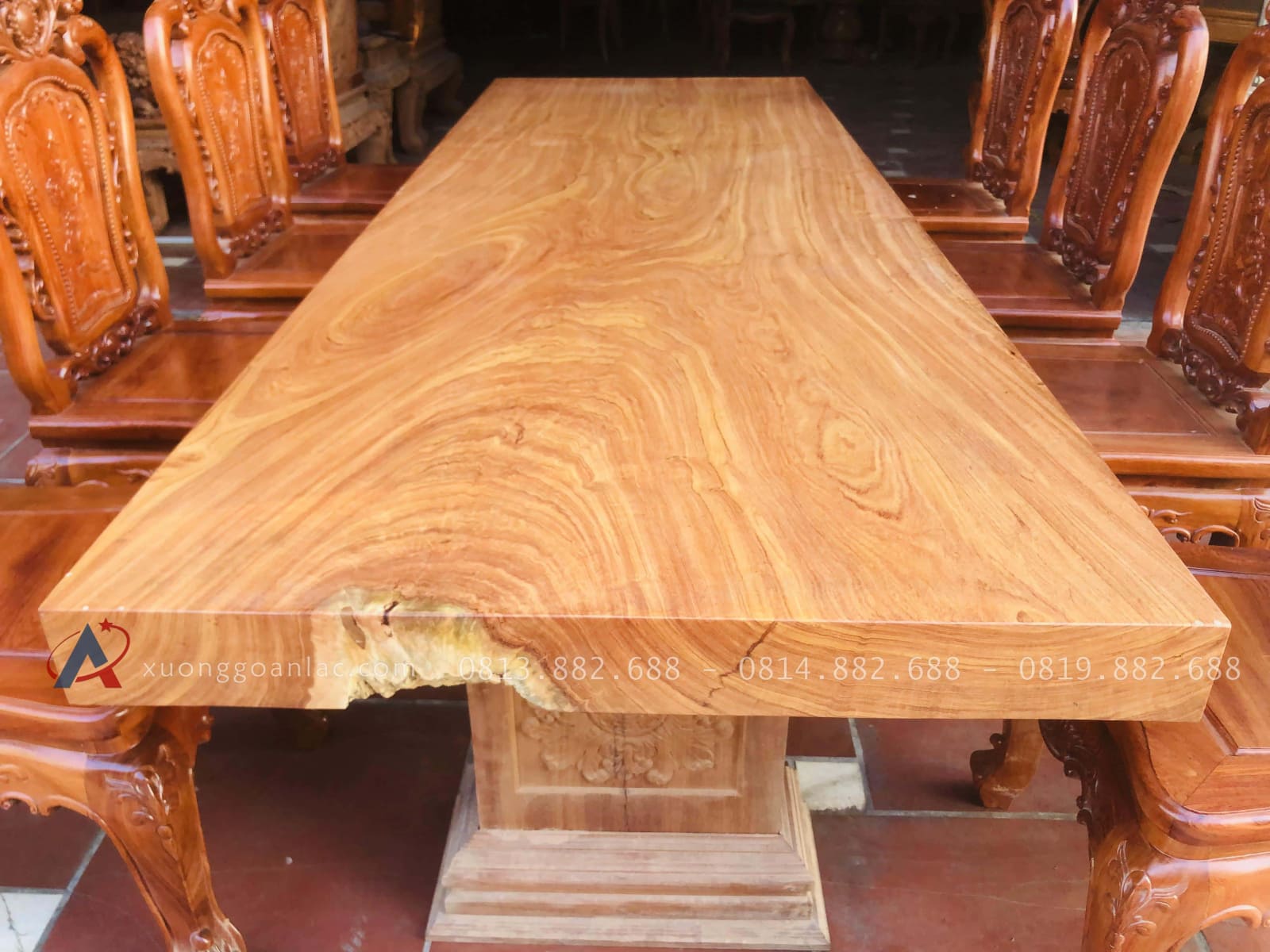 Bộ bàn ăn nguyên khối 8 ghế hồng hạt đục hai mặt gỗ hương đá (Anh Nam, Thái Bình) 25 bàn ăn gỗ hương nguyên khối vân trần tự nhiên
