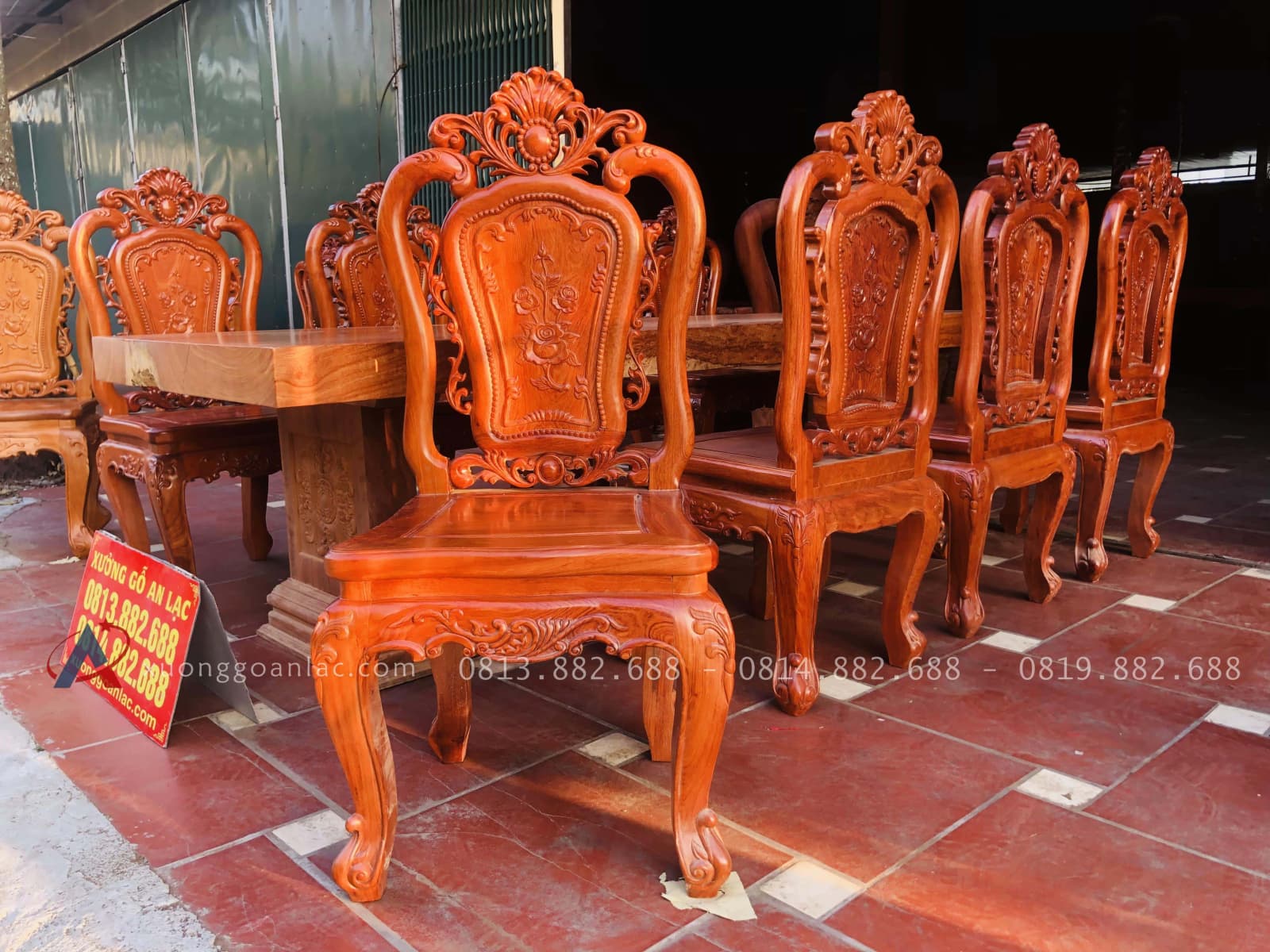 Bộ bàn ăn nguyên khối 8 ghế hồng hạt đục hai mặt gỗ hương đá (Anh Nam, Thái Bình) 28 ghế ăn louis hoàng gia