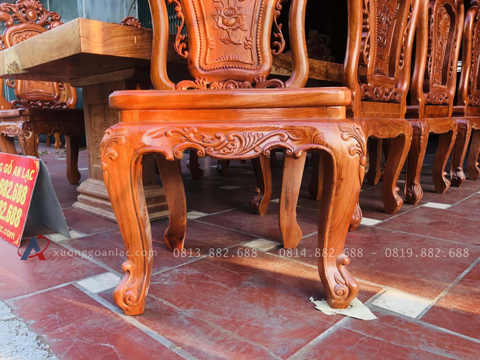 Bộ bàn ăn nguyên khối 8 ghế hồng hạt đục hai mặt gỗ hương đá (Anh Nam, Thái Bình) 30 chân ghế ăn louis hoàng gia
