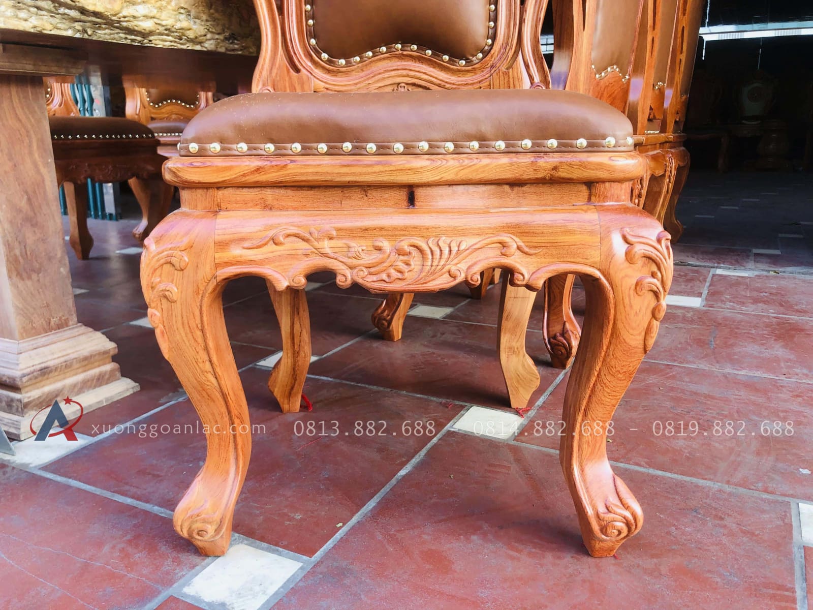 Bộ bàn ăn nguyên khối 8 ghế louis hoàng gia bọc đệm gỗ hương đá (Chị Lan, Thái Nguyên) 31 chân ghế đục hoa lá tây
