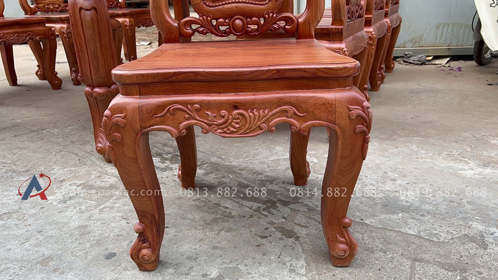 Bộ bàn ăn gỗ hương đá mẫu louis hoàng gia 8 ghế (Bác Bình, Quảng Nam) 43 chân ghế louis hoàng gia
