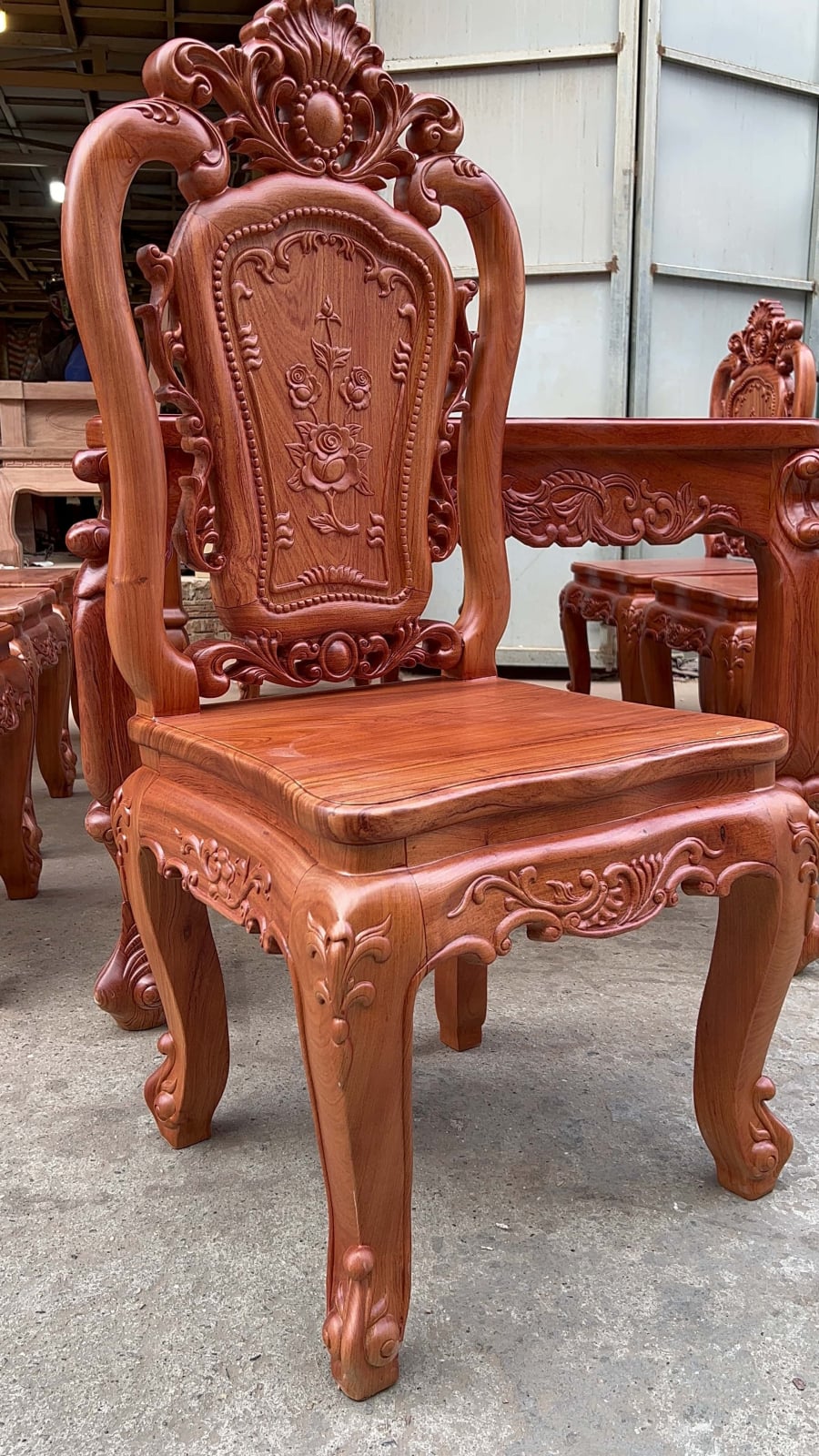 Bộ bàn ăn gỗ hương đá mẫu louis hoàng gia 8 ghế (Bác Bình, Quảng Nam) 41 ghế ngồi lưng tựa đục hoa hồng chuối hạt