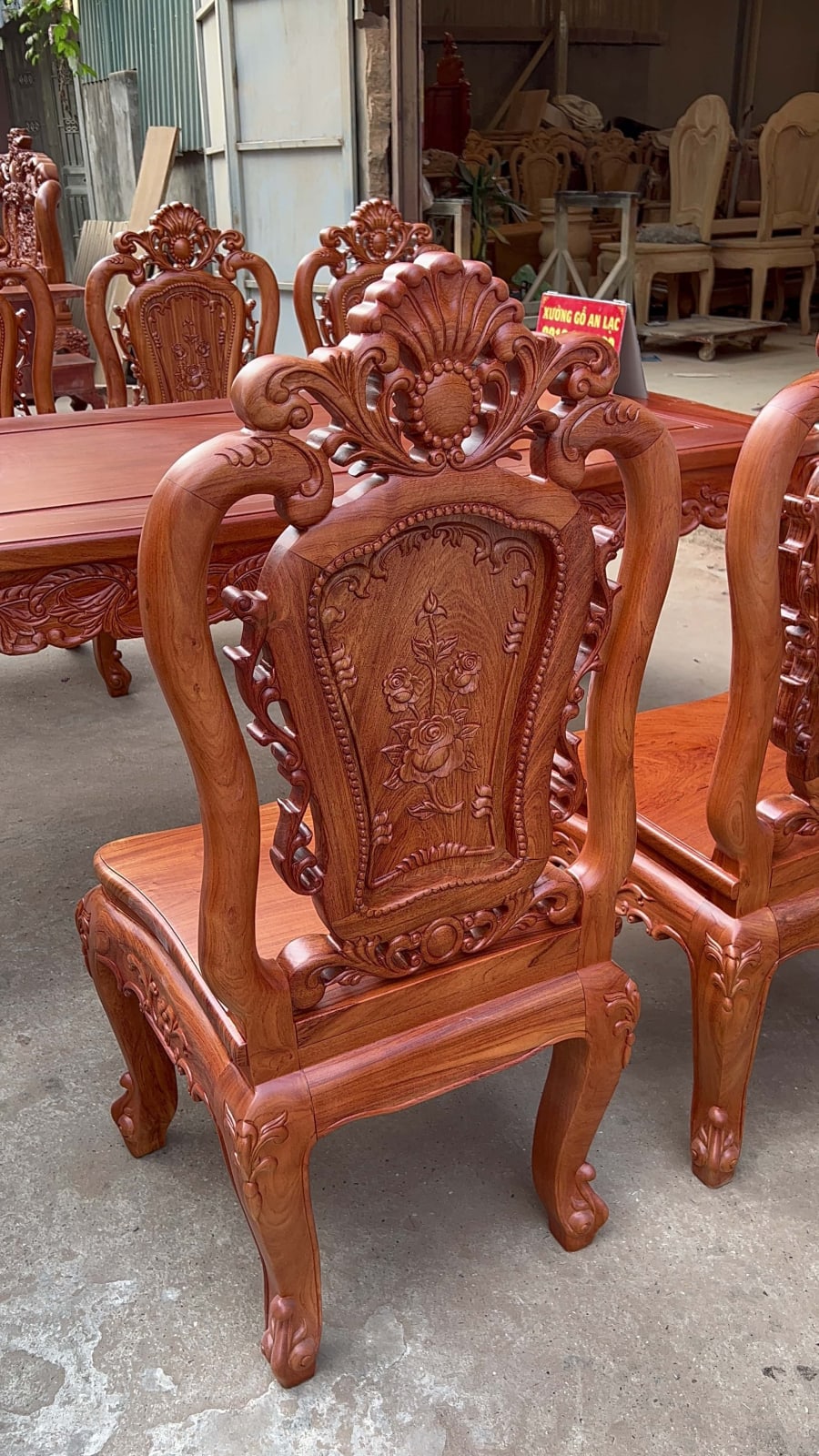 Bộ bàn ăn gỗ hương đá mẫu louis hoàng gia 8 ghế (Bác Bình, Quảng Nam) 44 mặt sau của ghế ăn louis