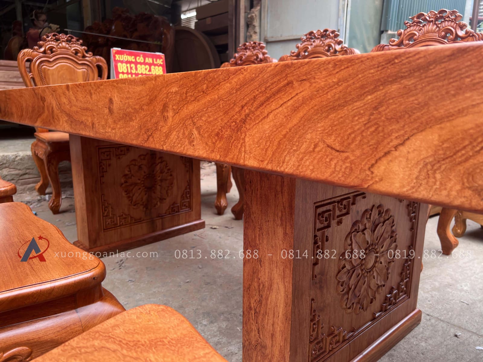 Bộ bàn ăn nguyên khối 10 ghế louis gỗ hương đá (Anh Bình, Đông Anh) 35 mặt bàn nguyên khối siêu dày hiếm và đắt đỏ