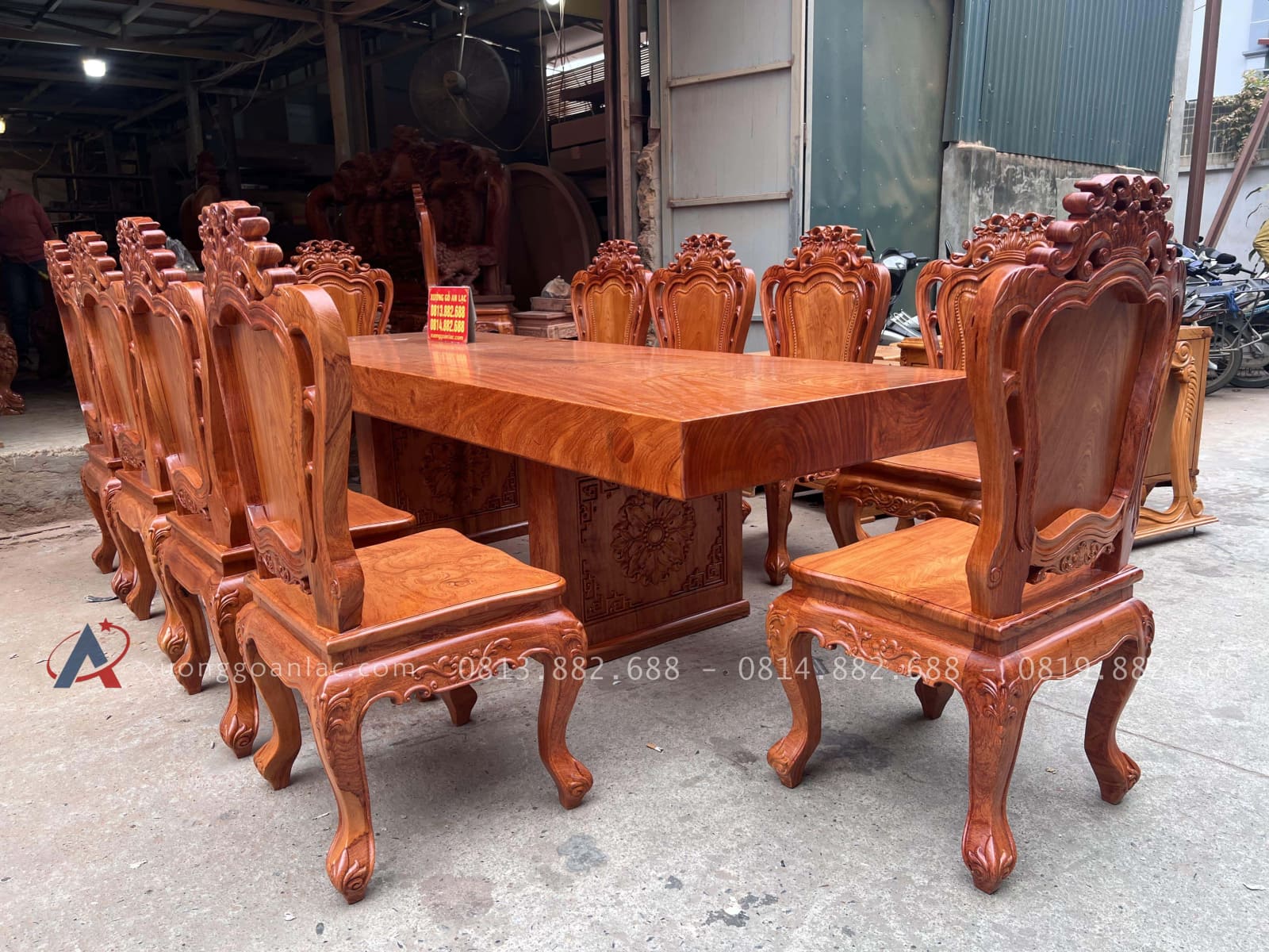 Bộ bàn ăn nguyên khối 10 ghế louis gỗ hương đá (Anh Bình, Đông Anh) 42 bàn ăn nguyên khối kết hợp ghế louis hoàng gia