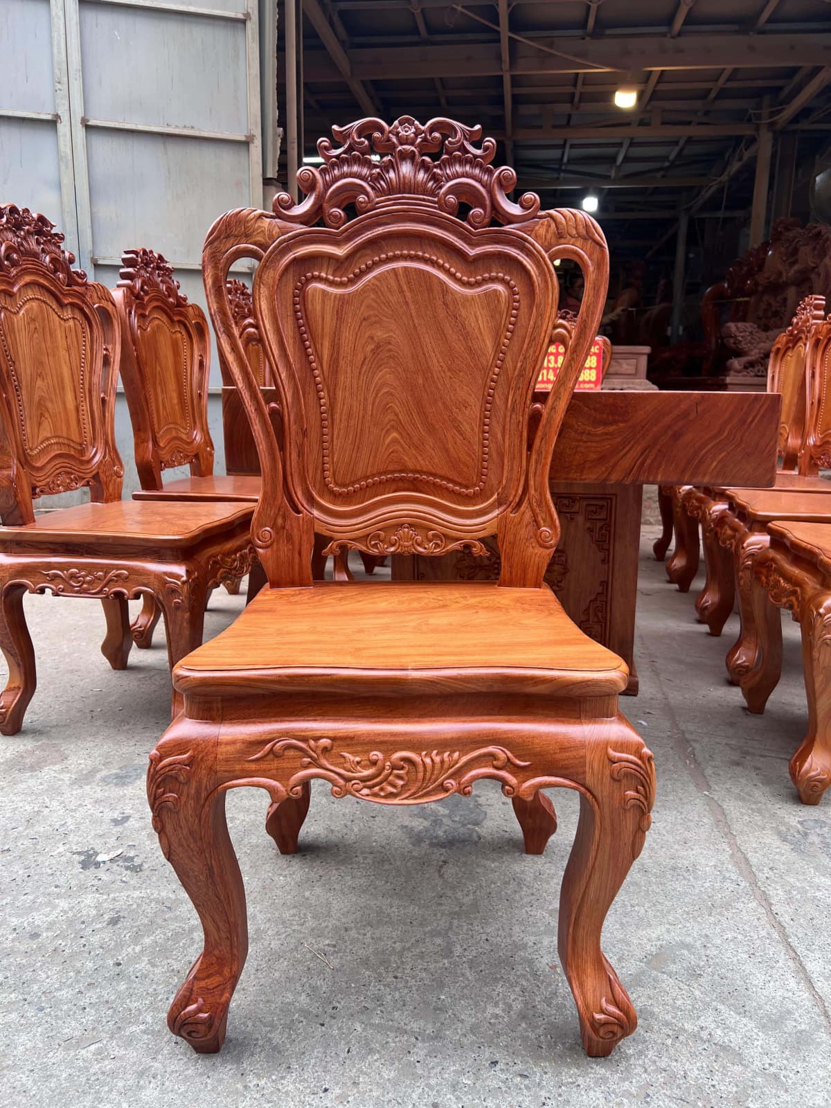 Bộ bàn ăn nguyên khối 10 ghế louis gỗ hương đá (Anh Bình, Đông Anh) 38 mặt chính diện của ghế louis hoàng gia