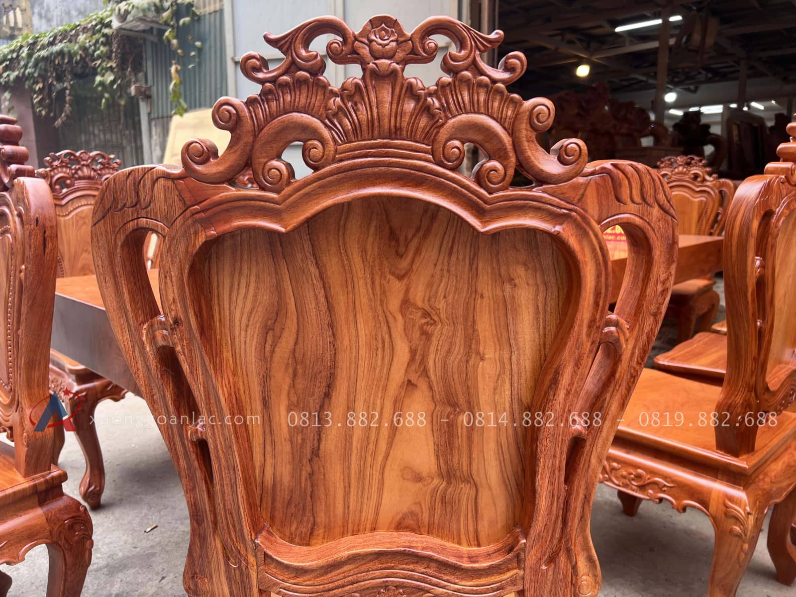 Bộ bàn ăn nguyên khối 10 ghế louis gỗ hương đá (Anh Bình, Đông Anh) 41 họa tiết hoa lá tây trên lưng ghế