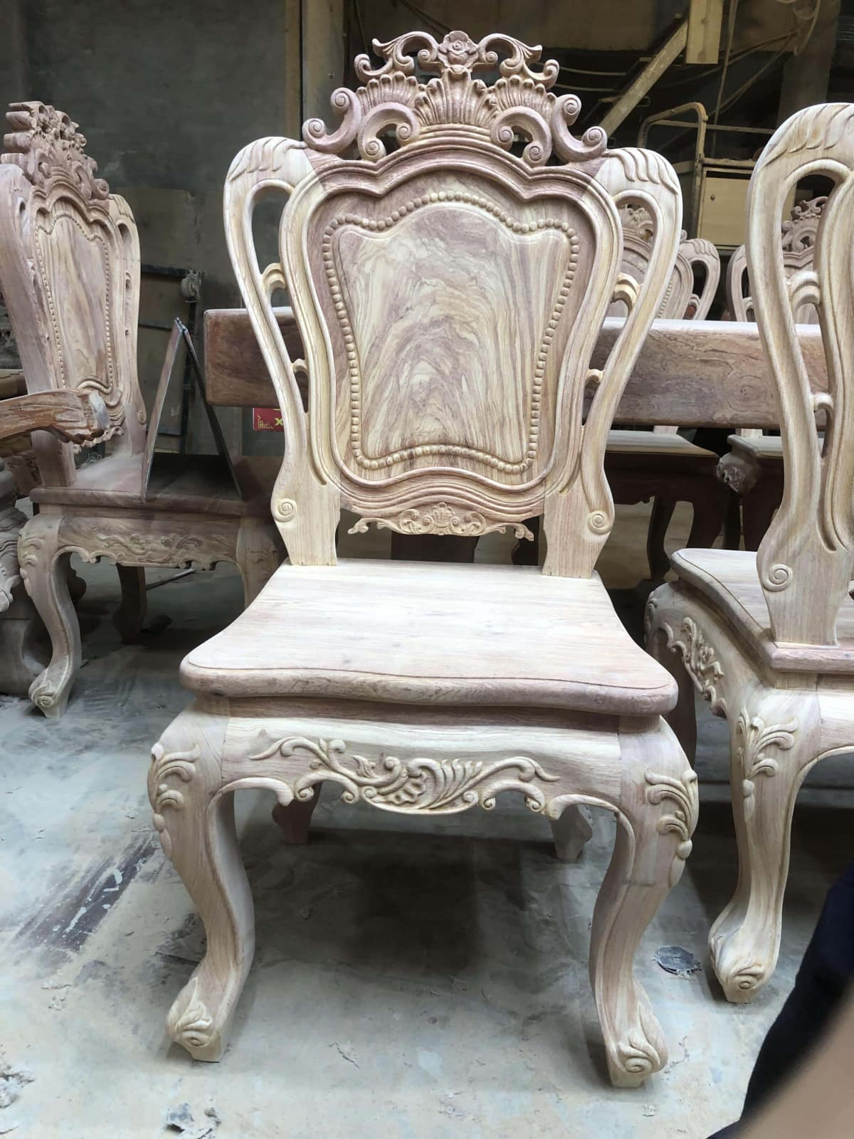 Bộ bàn ăn nguyên khối 10 ghế louis đục hai mặt gỗ hương đá nguyên mộc (Anh Hoàng, Thanh Hóa) 49 ghế louis hoàng gia tân cổ điển