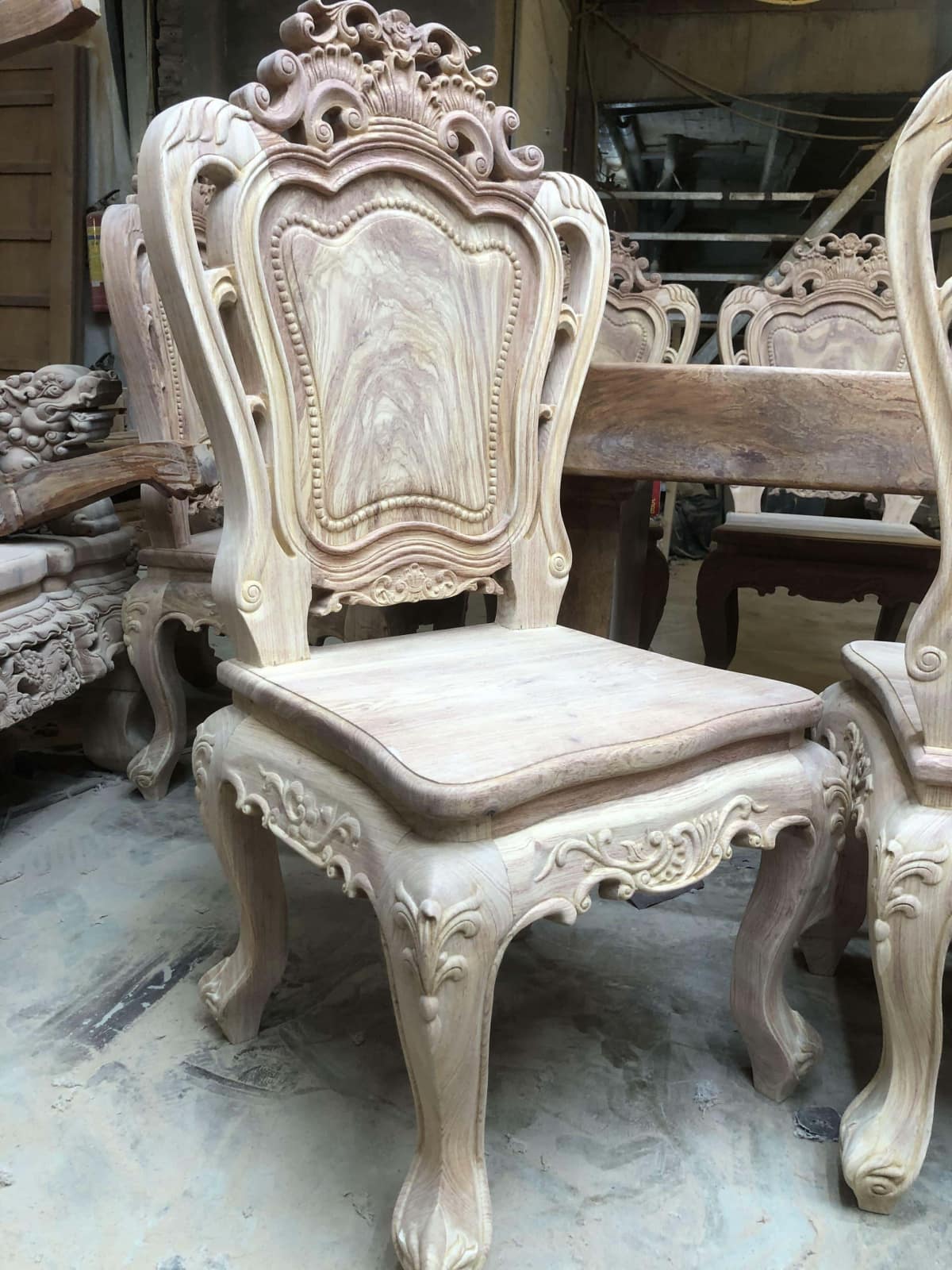 Bộ bàn ăn nguyên khối 10 ghế louis đục hai mặt gỗ hương đá nguyên mộc (Anh Hoàng, Thanh Hóa) 51 ghế đơn đục hoa lan tây đẹp mắt