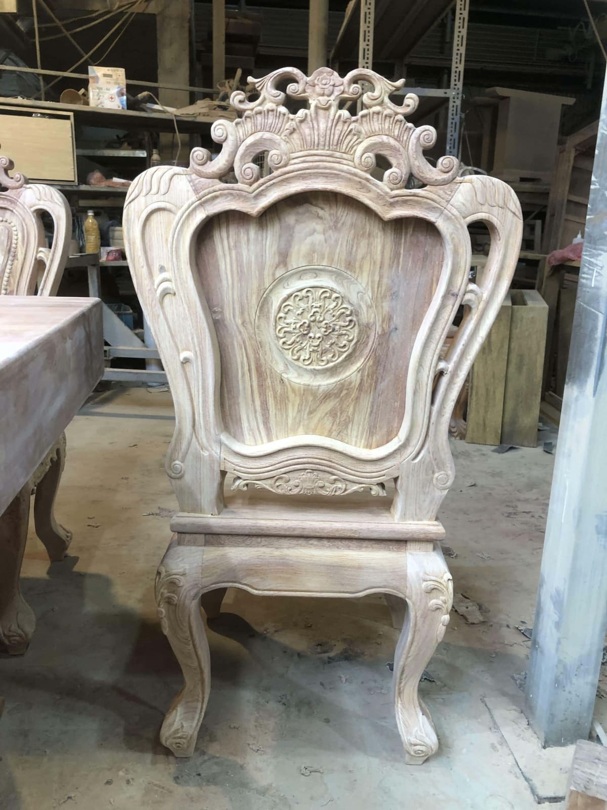 Bộ bàn ăn nguyên khối 10 ghế louis đục hai mặt gỗ hương đá nguyên mộc (Anh Hoàng, Thanh Hóa) 52 Mặt sau của ghế louis hoàng gia