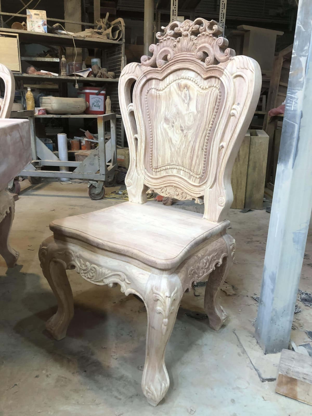 Bộ bàn ăn nguyên khối 10 ghế louis đục hai mặt gỗ hương đá nguyên mộc (Anh Hoàng, Thanh Hóa) 50 ghế đơn đục họa tiết hoa lá tây