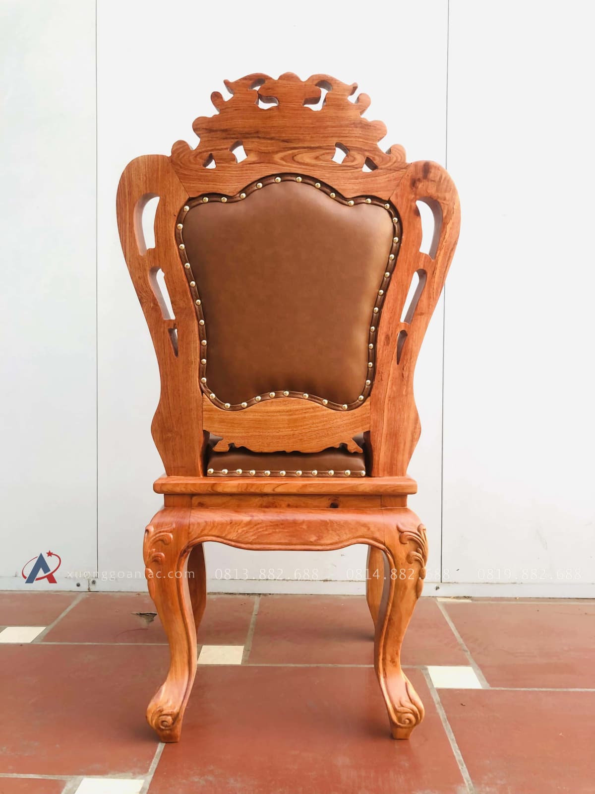 Mẫu ghế louis hoa lá tây bọc da gỗ hương đá 43 mặt sau của ghế louis