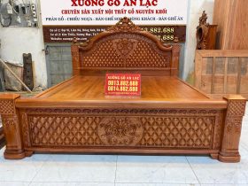 Giường cột vòm lan tây vách trám Hương Đá 180x200cm 11 đầu thấp của giường cũng được đục họa tiết hoa lá tây đồng điệu