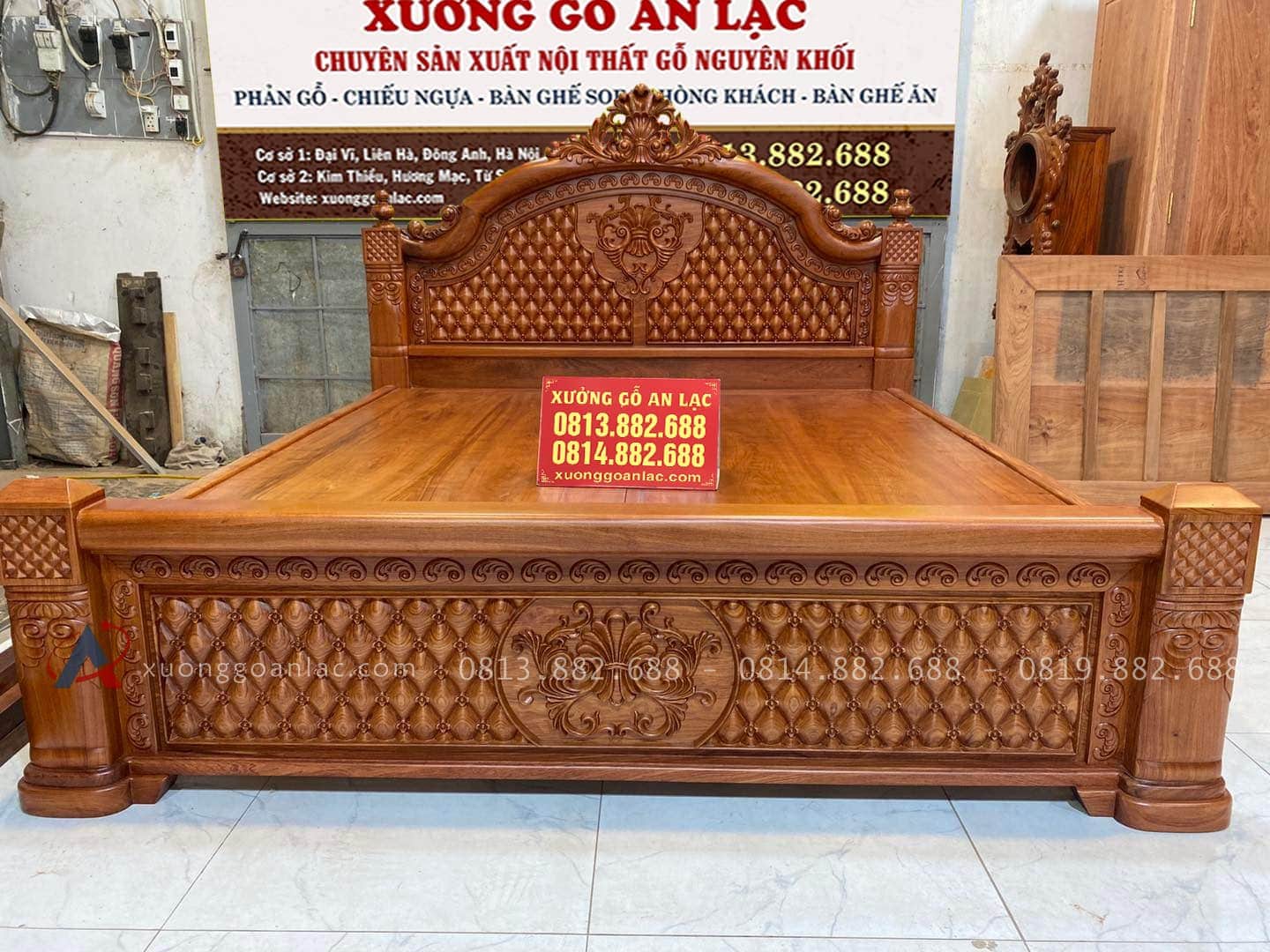 Giường cột vòm lan tây vách trám Hương Đá 180x200cm 5 đầu thấp của giường cũng được đục họa tiết hoa lá tây đồng điệu