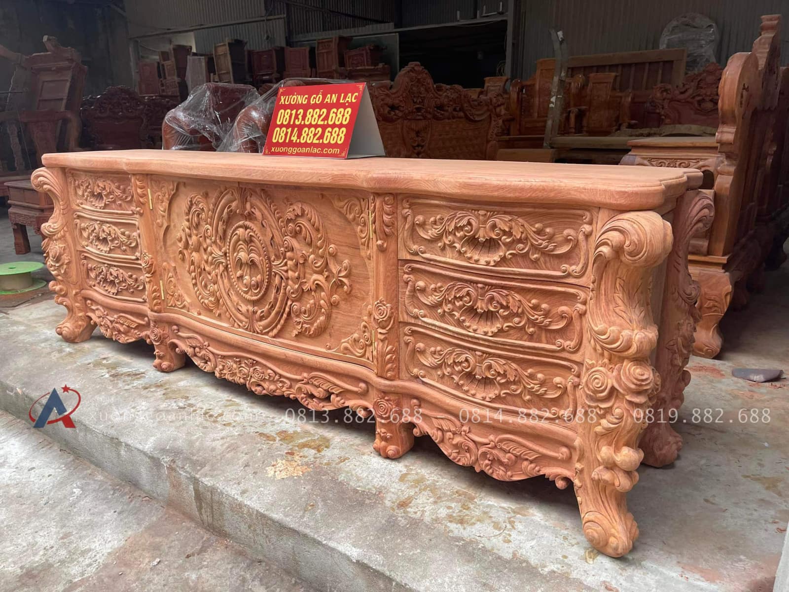 Kệ Tivi Hoàng Gia Gỗ Gõ Đỏ Cao Cấp Mặt Liền 5cm (Anh Quân, Phú Thọ) 13 mẫu kệ tivi hoàng gia đục hoa lá tây tinh xảo