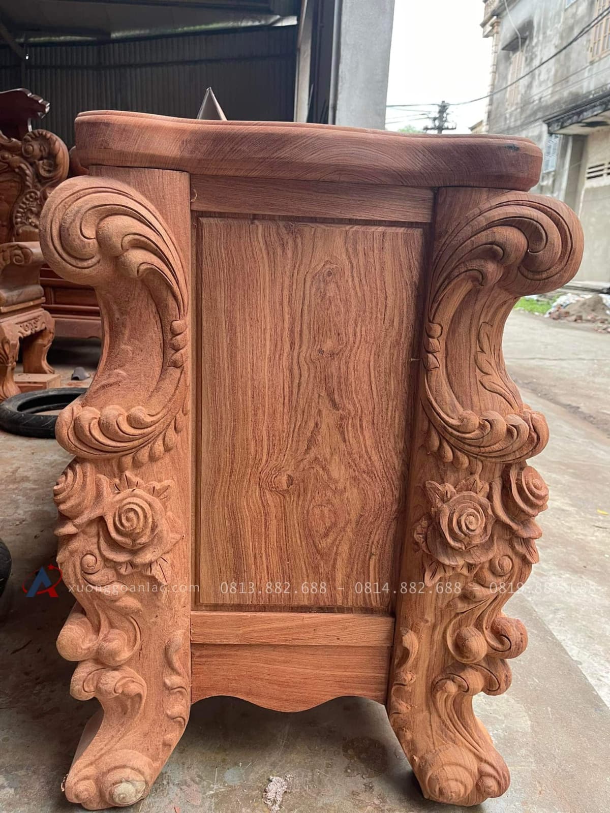 Kệ Tivi Hoàng Gia Gỗ Gõ Đỏ Cao Cấp Mặt Liền 5cm (Anh Quân, Phú Thọ) 14 chân kệ đục hoa lá tây
