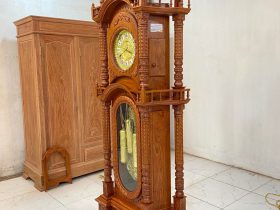 Mẫu Đồng Hồ Tứ Trụ Vát Cao 2m3 Chất Liệu Gỗ Hương Đá Nam Phi Hàng Tuyển (Anh Tú, Thái Nguyên) 9 thiết kế tứ trụ cột liền chạm họa tiết