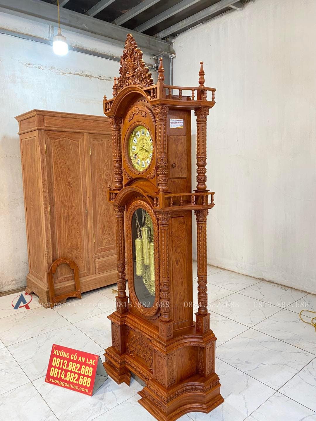 Mẫu Đồng Hồ Tứ Trụ Vát Cao 2m3 Chất Liệu Gỗ Hương Đá Nam Phi Hàng Tuyển (Anh Tú, Thái Nguyên) 16 thiết kế tứ trụ cột liền chạm họa tiết