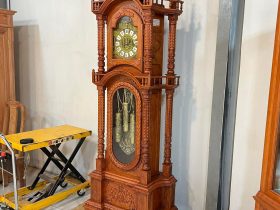 Mẫu Đồng Hồ Tứ Trụ Vát Cao 2m3 Chất Liệu Gỗ Hương Đá Nam Phi Hàng Tuyển (Anh Tú, Thái Nguyên) 13 mẫu đồng hồ tứ trụ đục hoa lá tây