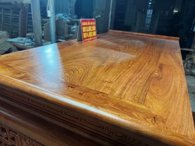 cận cảnh mặt ván liền tấm gỗ hương đá