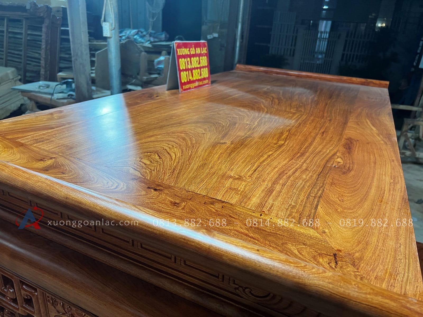 Mẫu án gian đục sen cổ triện 187x97x127cm giao Hà Nam 21 cận cảnh mặt ván liền tấm gỗ hương đá