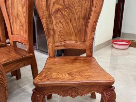 Bộ bàn ăn 8 ghế Louis tựa trơn chọn vân cực vip gỗ hương đá (Chị Chiến, Quảng Ninh) 10 mặt trước của ghế louis hoàng gia