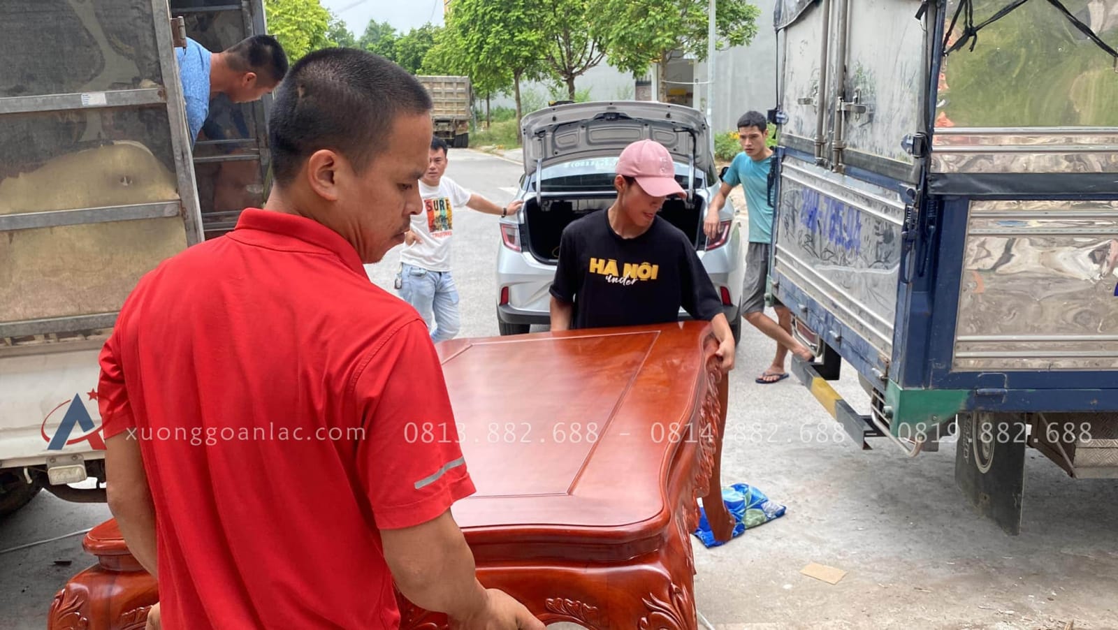 Bộ bàn ăn louis hoàng gia 8 ghế hoa hồng gỗ gõ đỏ (Cô Huyền, Hà Nội) 10 anh em thợ chuyển bàn ghế vào nhà cô Huyền