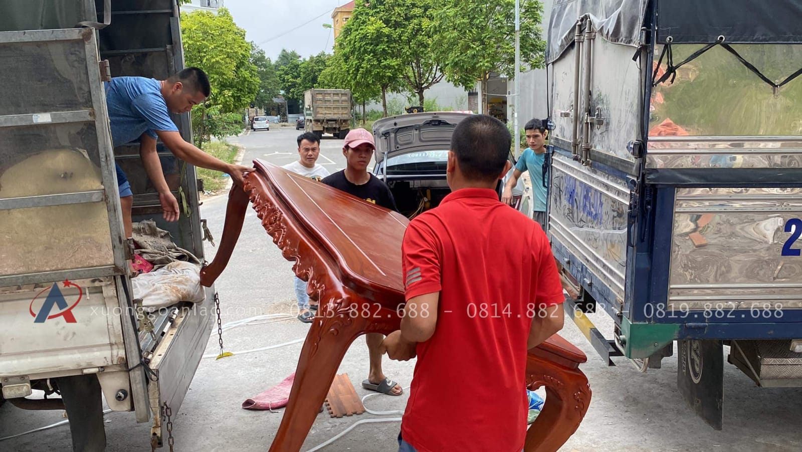 Bộ bàn ăn louis hoàng gia 8 ghế hoa hồng gỗ gõ đỏ (Cô Huyền, Hà Nội) 11 bàn bàn ăn chữ nhật soi tứ diện chân cong cách điệu