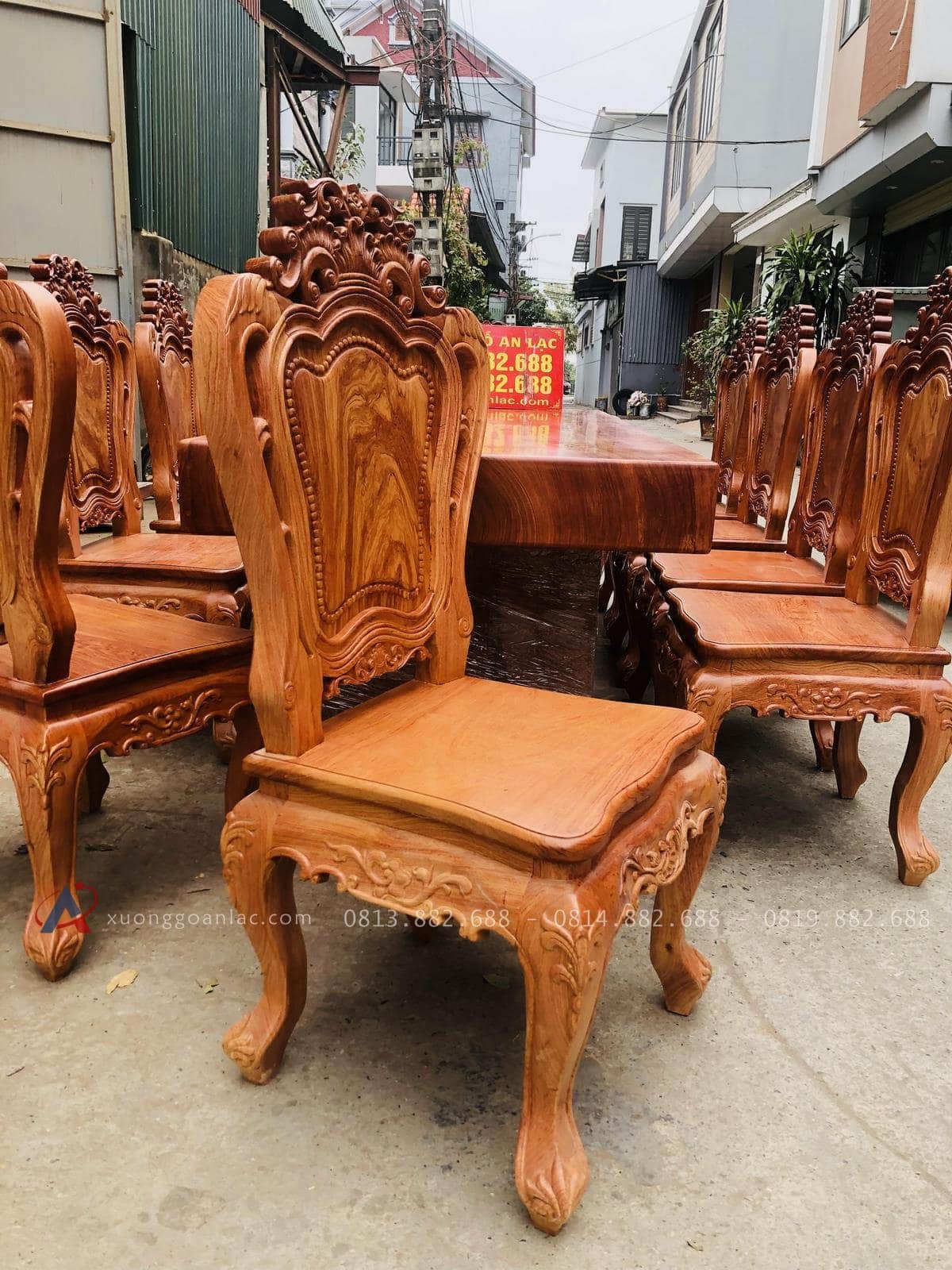 Siêu phẩm bàn ăn nguyên khối 2m5 và 10 ghế louis đục hai mặt gỗ hương đá (Chị Thuận, Hải Dương) 36 ghế ngồi louis hoa lá tây mặt tràn