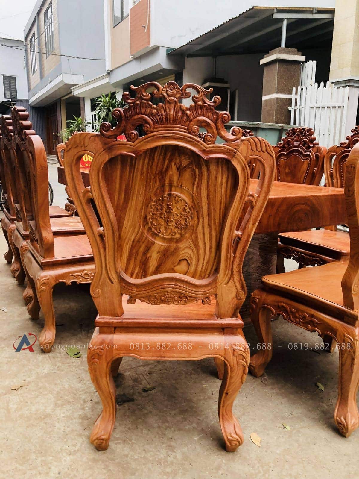 Siêu phẩm bàn ăn nguyên khối 2m5 và 10 ghế louis đục hai mặt gỗ hương đá (Chị Thuận, Hải Dương) 37 mặt sau của ghế louis