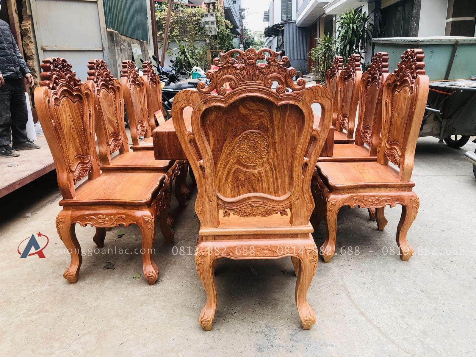 Siêu phẩm bàn ăn nguyên khối 2m5 và 10 ghế louis đục hai mặt gỗ hương đá (Chị Thuận, Hải Dương) 27 bàn ghế ăn gỗ hương đá nguyên khối
