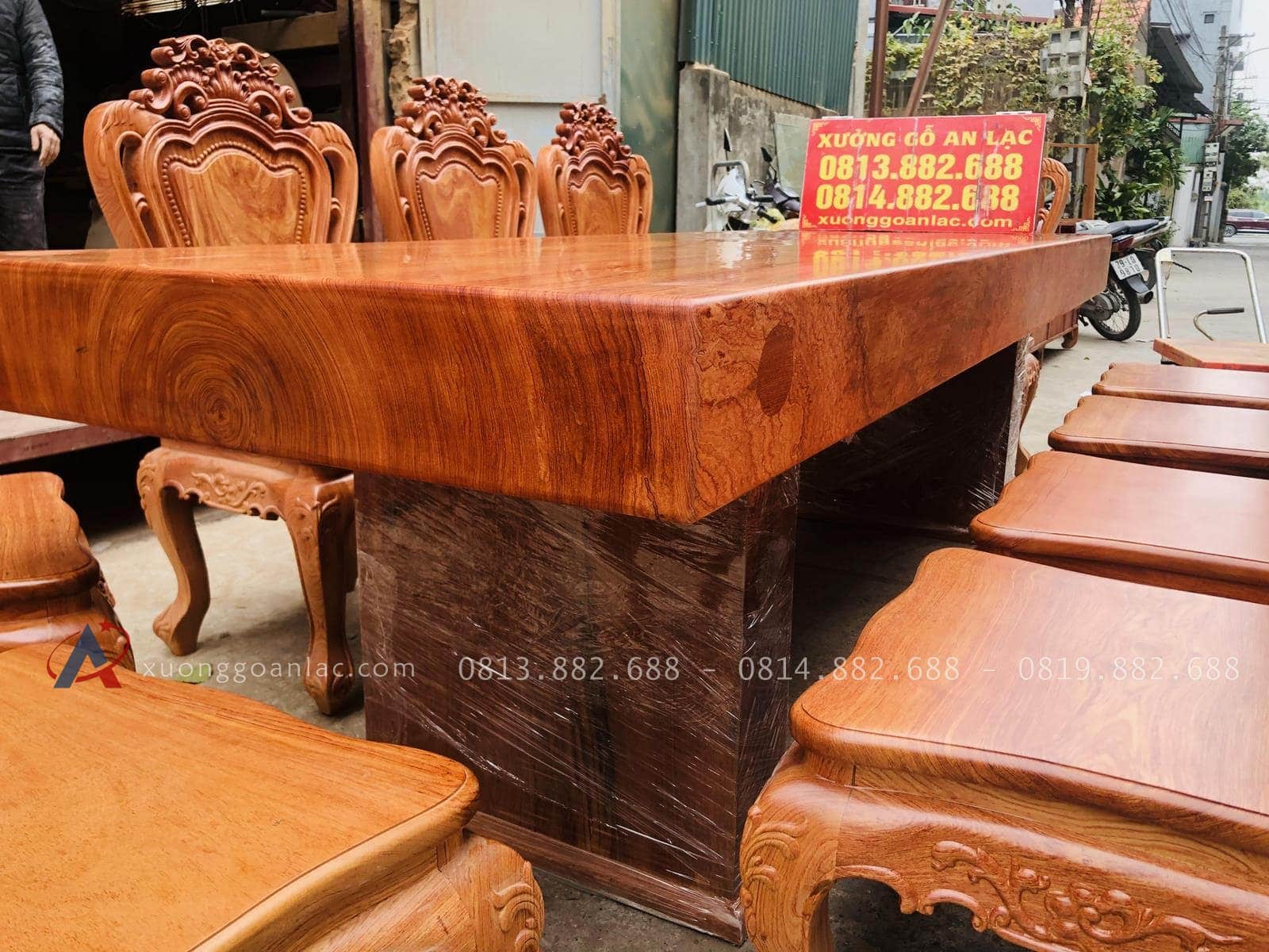 Siêu phẩm bàn ăn nguyên khối 2m5 và 10 ghế louis đục hai mặt gỗ hương đá (Chị Thuận, Hải Dương) 33 chân bàn nguyên khối bản lớn