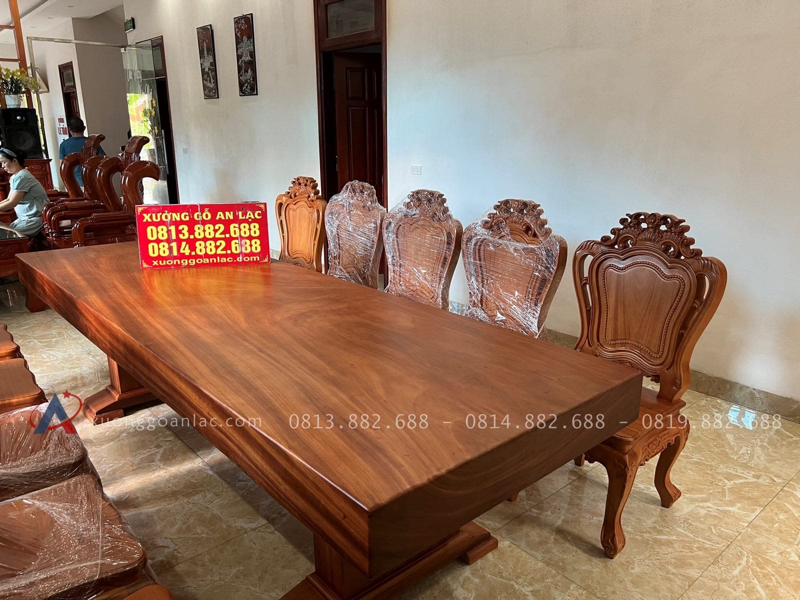 Bàn giao bộ bàn ăn nguyên khối gõ đỏ 10 ghế louis hoa lá tây không tay (Chú thực, Bắc Ninh) 13 ghế ngồi louis hoàng gia