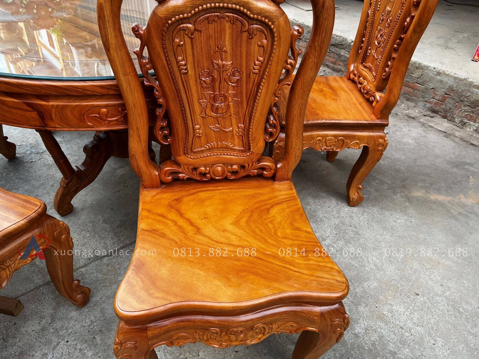 Bộ bàn ăn tròn 6 ghế hồng hạt khung 4 ván 2cm (Cô Sáu, Hà Nội) 16 ghế louis hoàng gia