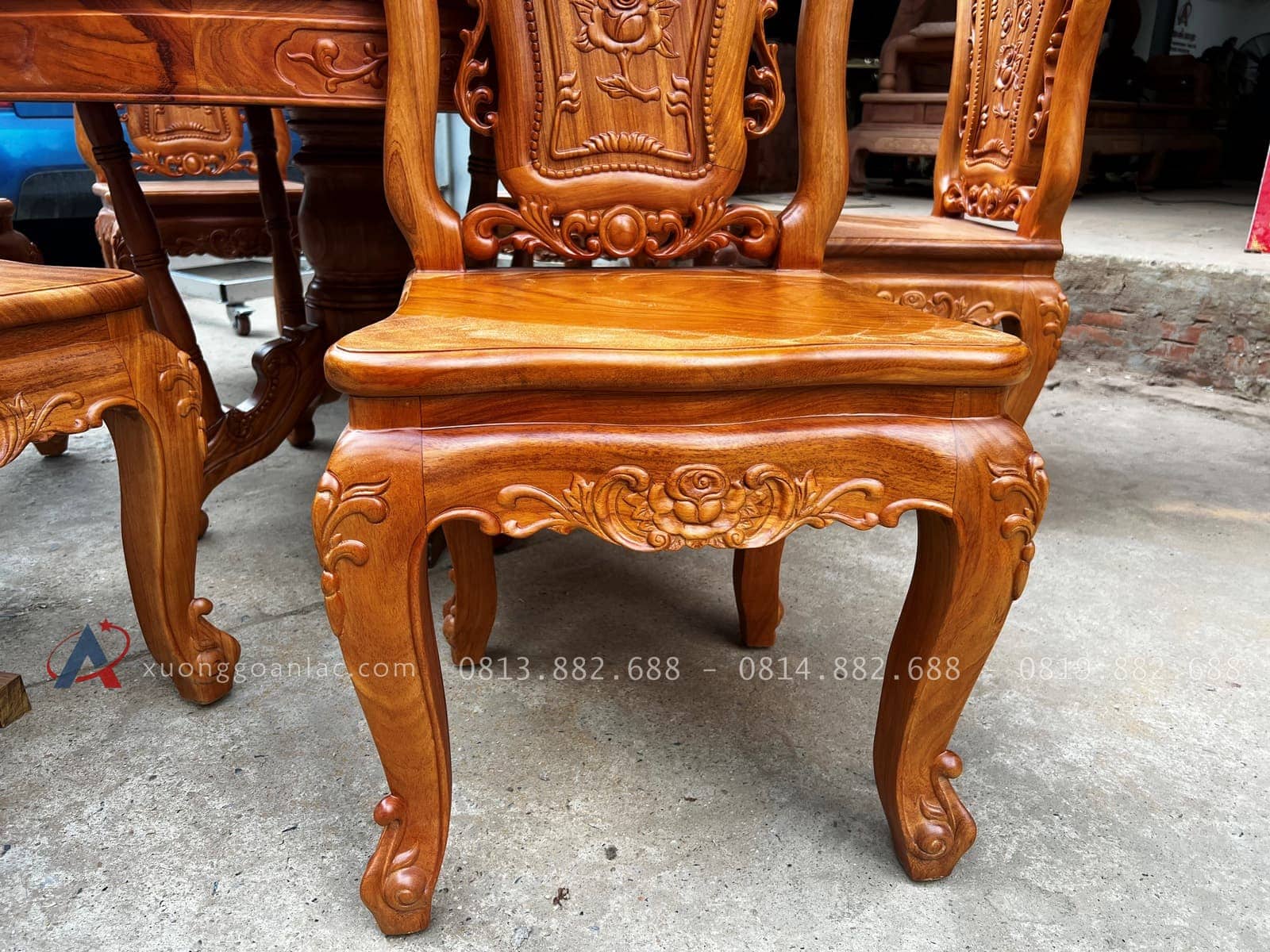 Bộ bàn ăn tròn 6 ghế hồng hạt khung 4 ván 2cm (Cô Sáu, Hà Nội) 19 yếm ghế đục hoa hồng lá tây