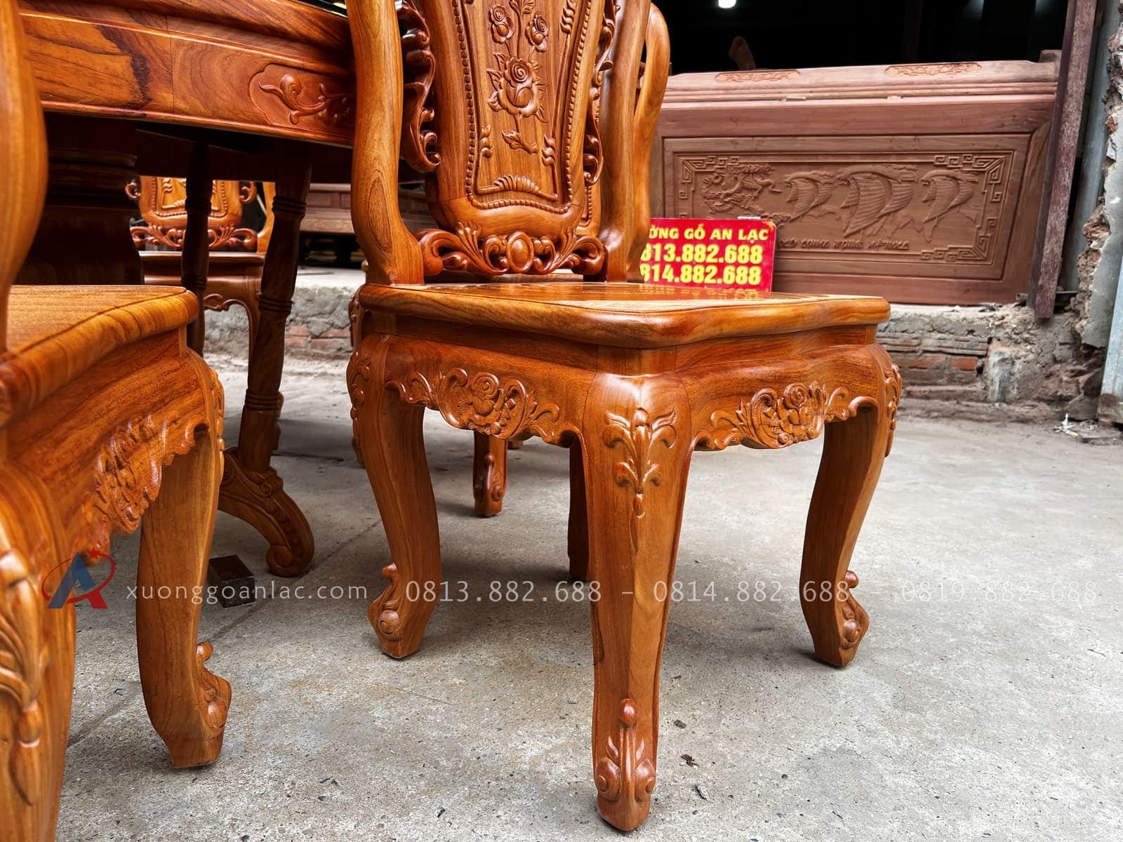 Bộ bàn ăn tròn 6 ghế hồng hạt khung 4 ván 2cm (Cô Sáu, Hà Nội) 20 chân ghế cong cách điệu