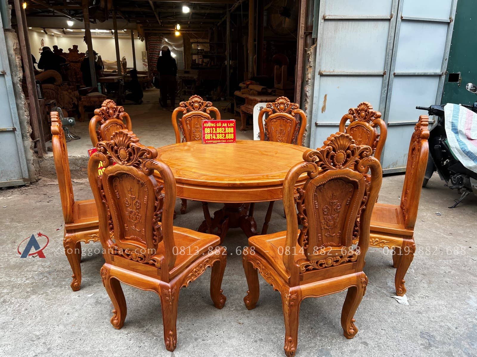 Bộ bàn ăn 137cm khung 4 ván 2 và 8 ghế hồng hạt đục 2 mặt vip gỗ gõ đỏ (Anh Linh, Nam Định) 1 bàn ăn tròn 8 ghế hồng hạt gỗ gõ đỏ