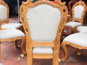 Bộ bàn ăn tròn nguyên khối 8 ghế louis hoàng gia bọc đệm cao cấp (Chú Lộc, Phú Thọ) 14 mặt sau của ghế đục hoa lá tây tinh xảo