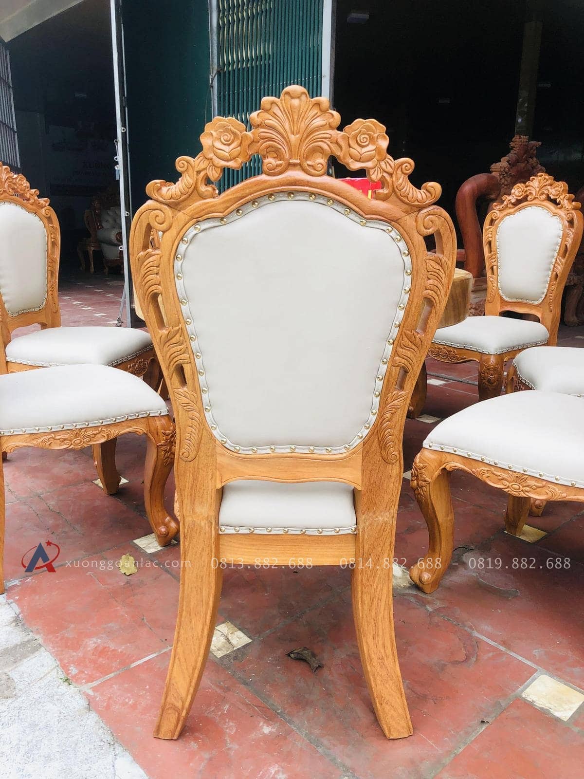 Bộ bàn ăn tròn nguyên khối 8 ghế louis hoàng gia bọc đệm cao cấp (Chú Lộc, Phú Thọ) 23 mặt sau của ghế đục hoa lá tây tinh xảo