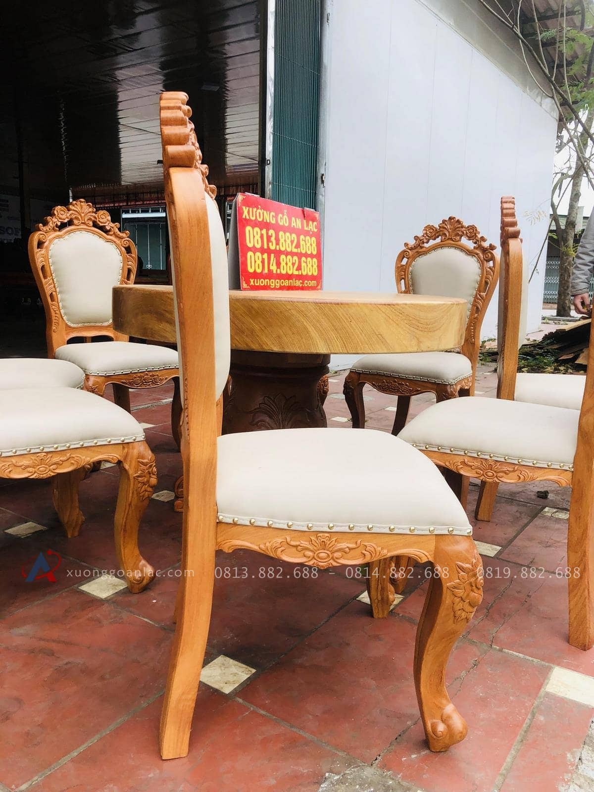 Bộ bàn ăn tròn nguyên khối 8 ghế louis hoàng gia bọc đệm cao cấp (Chú Lộc, Phú Thọ) 24 góc nghiêng của mẫu ghế louis