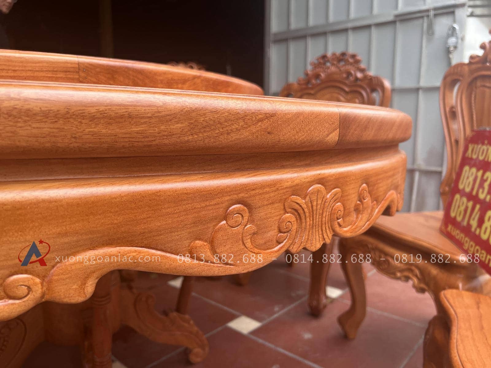 Bộ bàn ăn tròn mâm xoay 10 ghế louis gỗ gõ đỏ (Cô Vinh, Hà Nội) 21 yếm bàn đục hoa lá tây tinh xảo