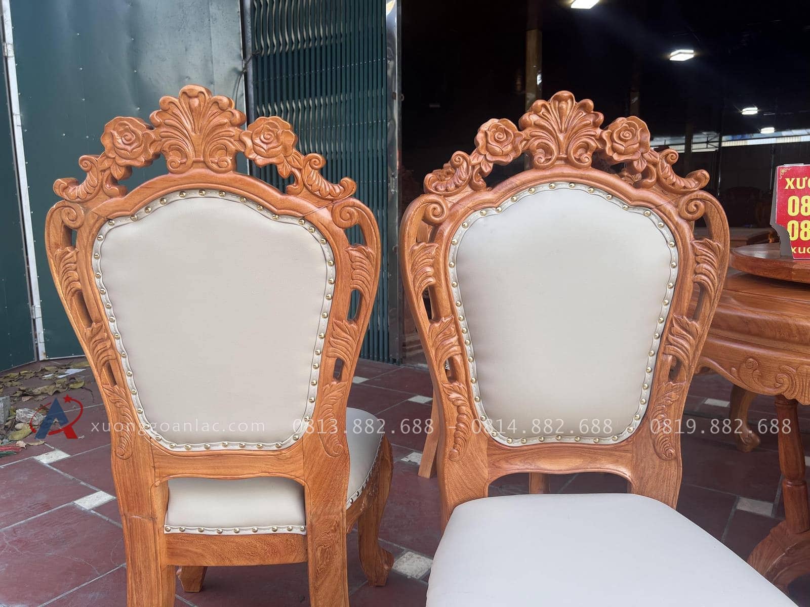 Bộ bàn ăn tròn xoay 1m55 với 8 ghế Louis bọc đệm gỗ gõ đỏ cao cấp (Chị Thanh, Hà Nam) 29 lưng ghế louis hoàng gia
