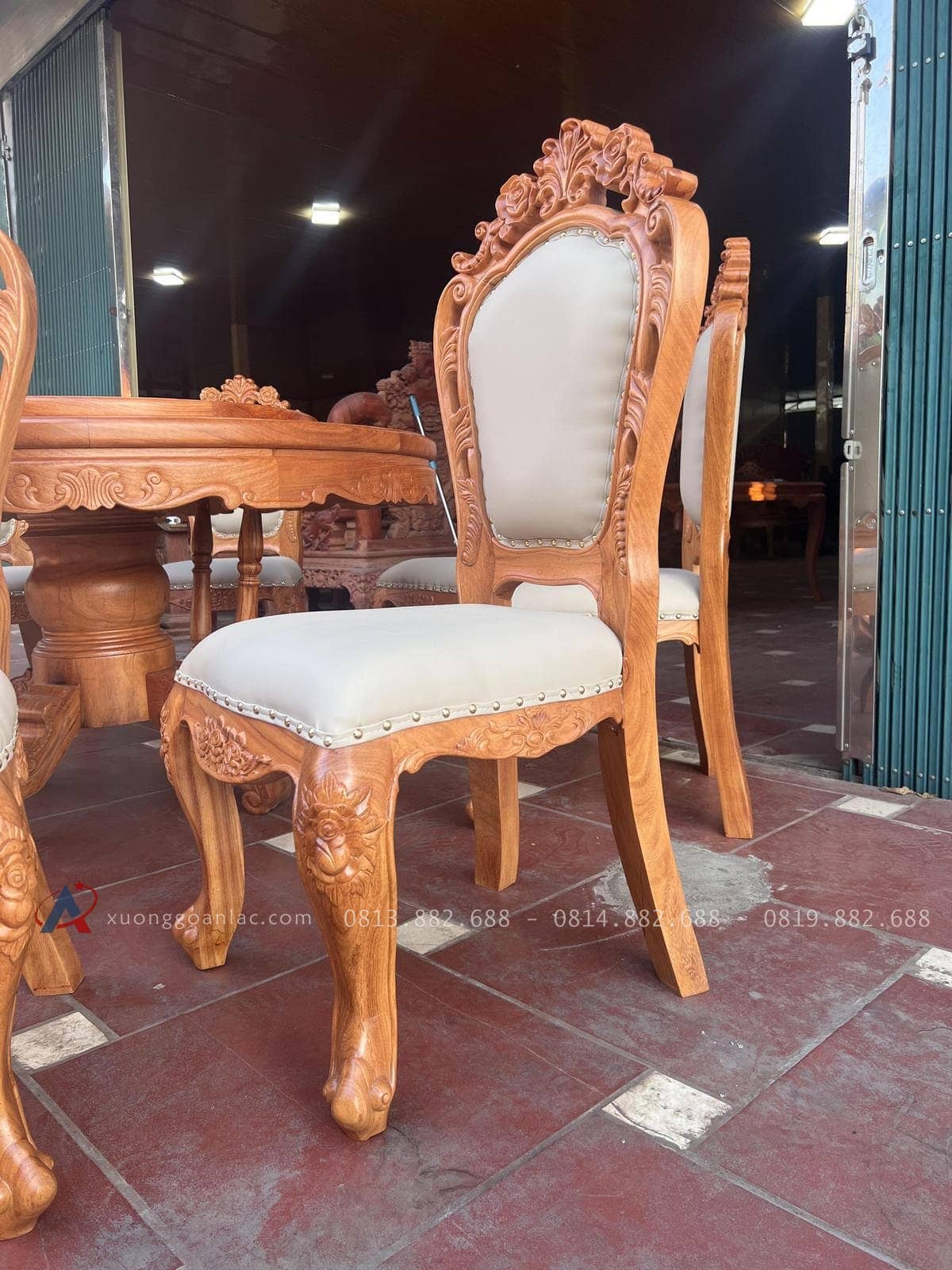 Bộ bàn ăn tròn xoay 1m55 với 8 ghế Louis bọc đệm gỗ gõ đỏ cao cấp (Chị Thanh, Hà Nam) 27 ghế louis hoàng gia sang trọng