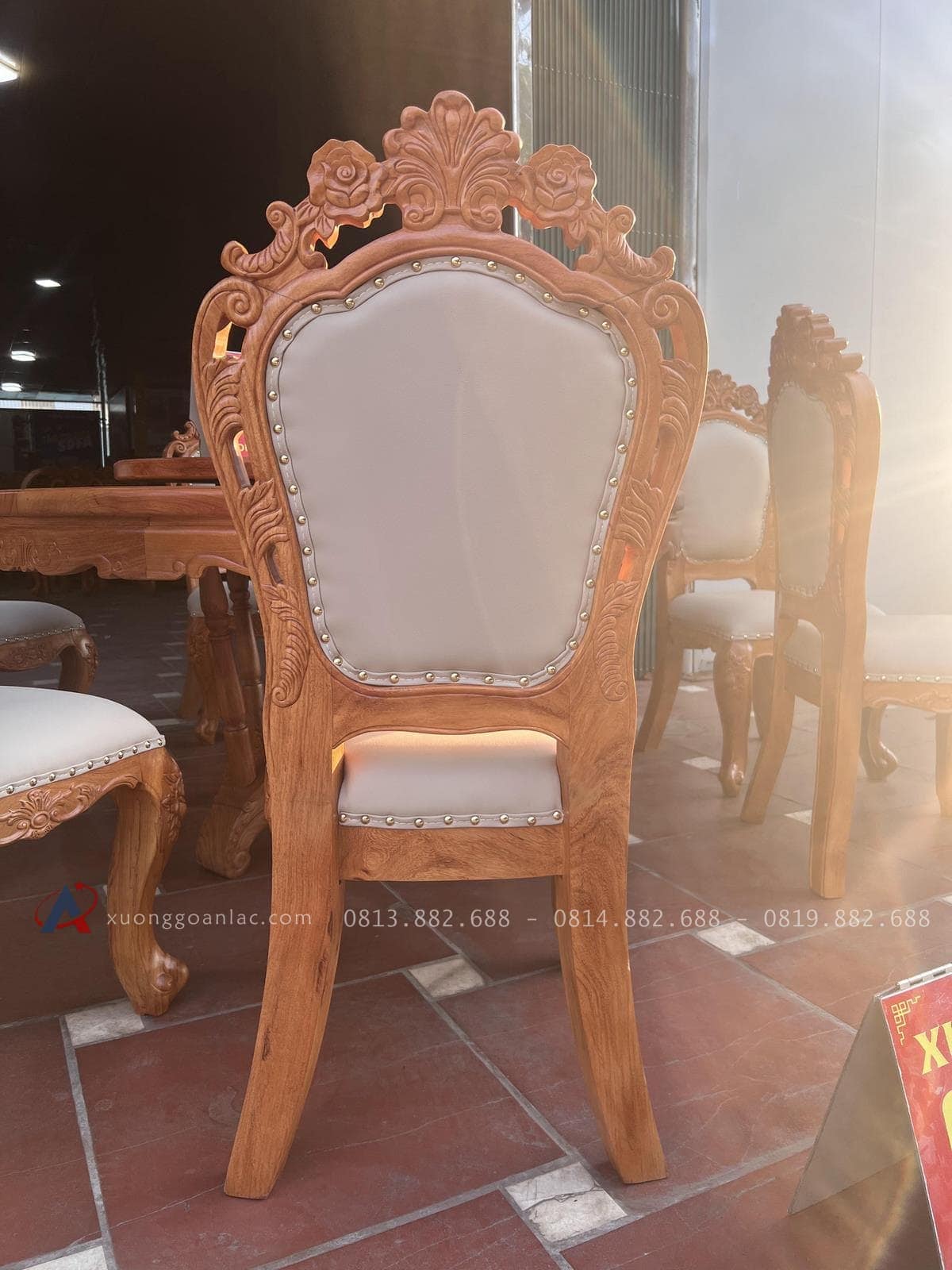 Bộ bàn ăn tròn xoay 1m55 với 8 ghế Louis bọc đệm gỗ gõ đỏ cao cấp (Chị Thanh, Hà Nam) 28 mặt lưng của ghế ăn louis gỗ gõ đỏ